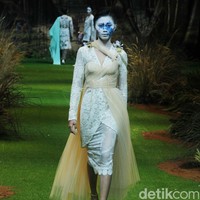 Toton menampilkan koleksi terbarunya di Hotel Mulia, Jakarta, Kamis [20/7/2023]. Kebaya di tangan Toton mendapat tampilan yang lebih kontemporer. DNA desain Toton yang artistik, eksotis, dan nature-inspired melebur indah dengan siluet-siluet kebaya seperti kutubaru dan kartini. Foto: Mohammad Abduh/detikcom.