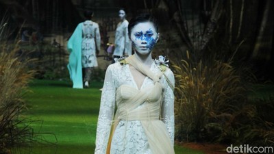 10 Inspirasi Kebaya Modern dari Koleksi Terbaru Toton Januar