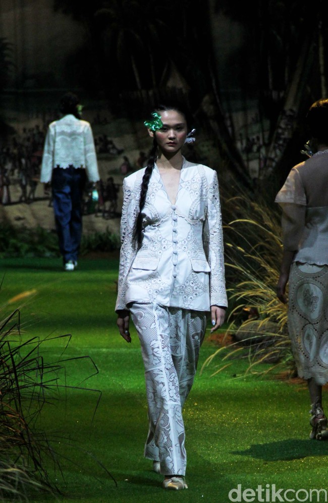 Toton menampilkan koleksi terbarunya di Hotel Mulia, Jakarta, Kamis [20/7/2023]. Kebaya di tangan Toton mendapat tampilan yang lebih kontemporer. DNA desain Toton yang artistik, eksotis, dan nature-inspired melebur indah dengan siluet-siluet kebaya seperti kutubaru dan kartini. Foto: Mohammad Abduh/detikcom.