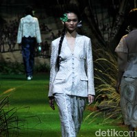 Toton menampilkan koleksi terbarunya di Hotel Mulia, Jakarta, Kamis [20/7/2023]. Kebaya di tangan Toton mendapat tampilan yang lebih kontemporer. DNA desain Toton yang artistik, eksotis, dan nature-inspired melebur indah dengan siluet-siluet kebaya seperti kutubaru dan kartini. Foto: Mohammad Abduh/detikcom.