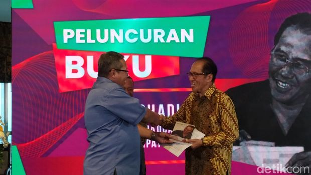 Komisaris Transmedia Ishadi Soetopo Kartosapoetro (SK) meluncurkan buku biografinya yang berjudul 'Broadcaster Empat Zaman'. (Arief Ikshsanudin/detikcom)
