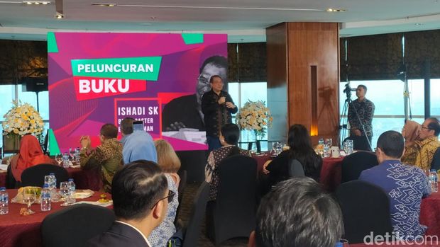 Komisaris Transmedia Ishadi Soetopo Kartosapoetro (SK) meluncurkan buku biografinya yang berjudul 'Broadcaster Empat Zaman'. (Arief Ikshsanudin/detikcom)