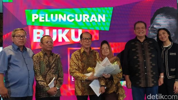 Komisaris Transmedia Ishadi Soetopo Kartosapoetro (SK) bersama Tri Agung Kristanto (perwakilan penerbit buku Kompas), Jimmy S Harianto (penulis biografi Boradcaster Empat Zaman), serta CEO Trans Corp Chairul Tanjung, dan Putri Tanjung, Rabu (26/7/2023)