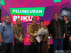 Ishadi SK Luncurkan Buku Broadcaster Empat Zaman, CT Hadir Langsung