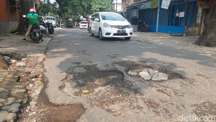 Kondisi Jalan Bima, Bandung yang penuh lubang.