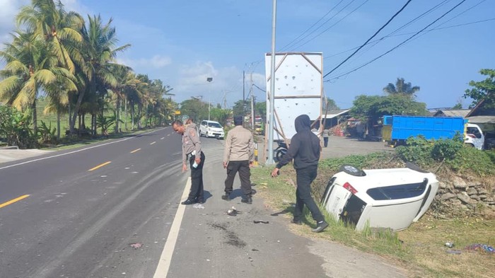Kondisi mobil Avanza putih berpelat W 1836 WL usai tabrakan dengan motor berpelat DK 3842 OZ di jalur Denpasar-Gilimanuk, Desa Selabih, Kecamatan Selemadeg Barat, Selasa (25/7/2023). (istimewa)