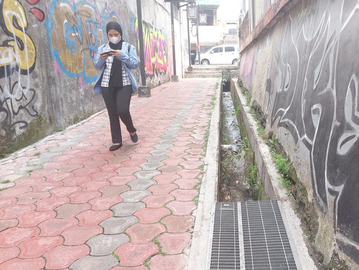 Kondisi saluran air di Gang Roda V sedalam 50 hingga 80 cm menganga usai pelat besi penutup dicuri.