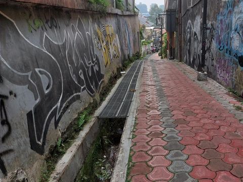 Kondisi saluran air di Gang Roda V sedalam 50 hingga 80 cm menganga usai pelat besi penutup dicuri.