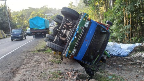 Kondisi truk pengangkut 20 ton tepung yang terguling di tanjakan Samsam, Desa Samsam, Kecamatan Kerambitan, Tabanan, Bali, Rabu (26/7/2023) sore. (istimewa)
