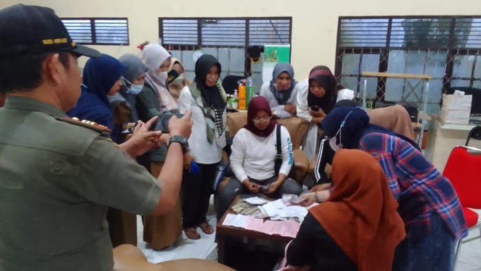 Satuan Polisi Pamong Praja (Satpol PP) Kotawaringin Timur (Kotim), Kalimantan Tengah (Kalteng) mengamankan wanita bernama Mesah yang merupakan koordinator anak-anak pengamen.