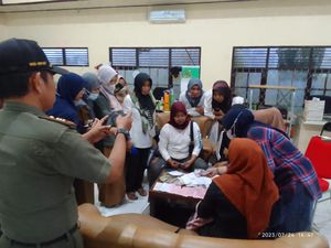 Kucing-kucingan Bos Pengamen Bawa Emas Senilai Rp 51 Juta dengan Satpol PP