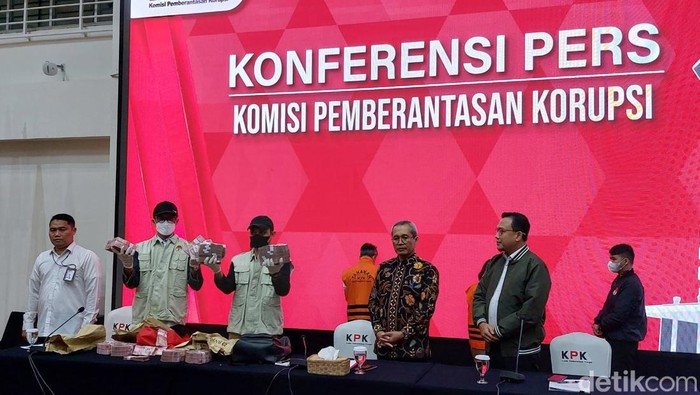 KPK telah menetapkan 5 orang terkait dugaan suap proyek pengadaan barang dan jasa di Basarnas (Yogi Ernes/detikcom)