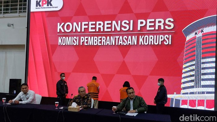 KPK telah menetapkan 5 orang terkait dugaan suap proyek pengadaan barang dan jasa di Basarnas (Yogi Ernes/detikcom)