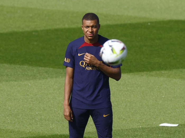 Soccer Football - Paris St Germain Training - Paris-Saint-Germain Training Centre, Poissy, France - July 20, 2023 Paris St Germains Kylian Mbappe during training REUTERS/Gonzalo Fuentes