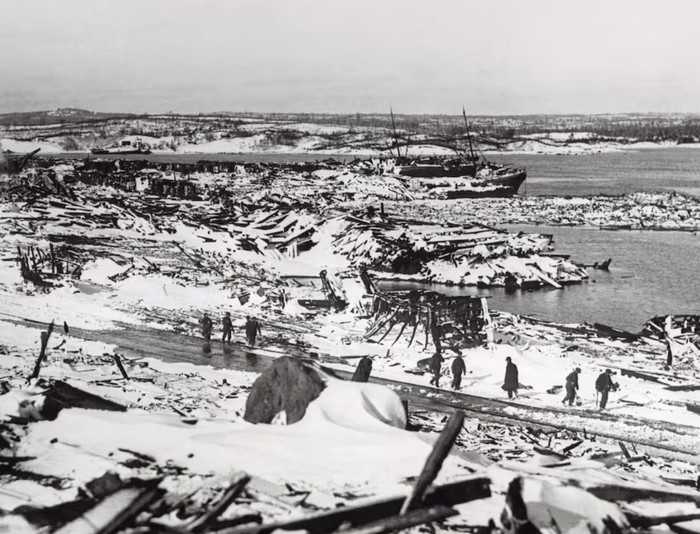 Ledakan Halifax meratakan separuh kota Halifax.