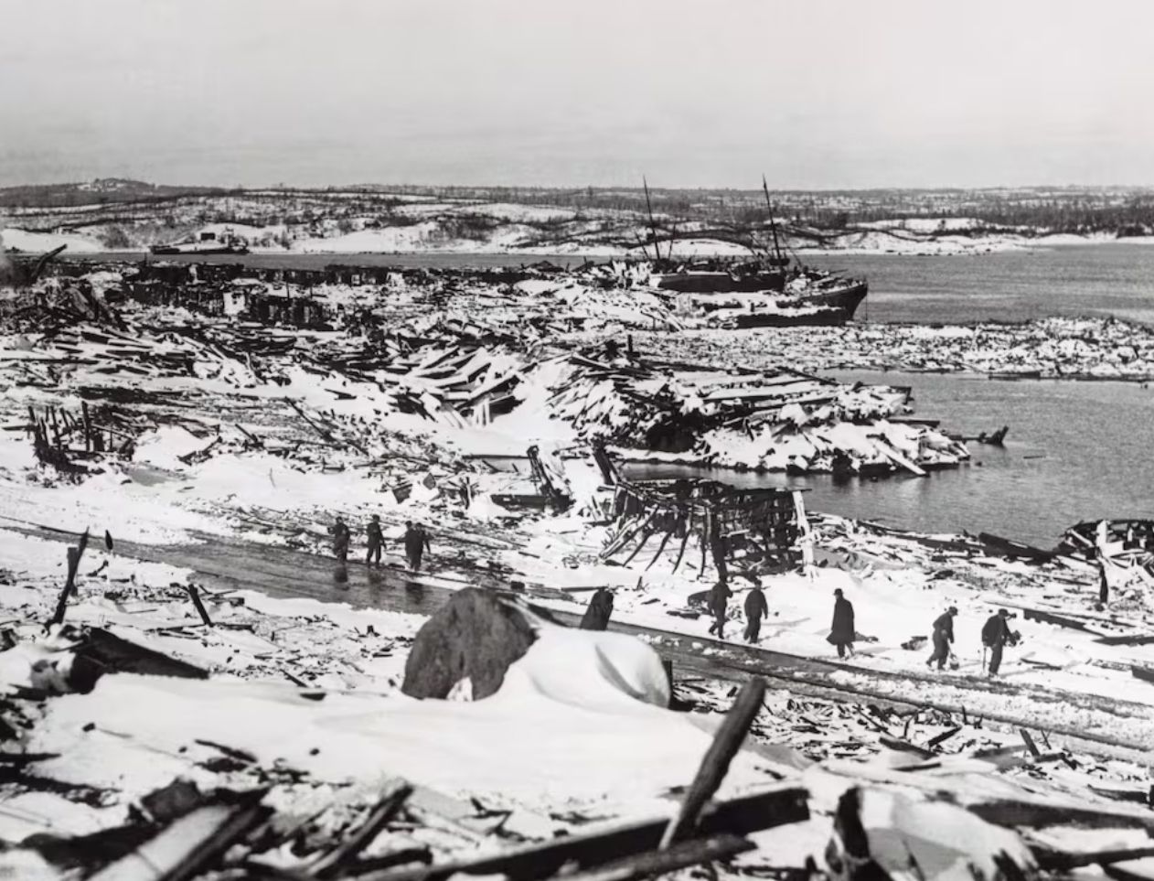 Ledakan Halifax meratakan separuh kota Halifax.