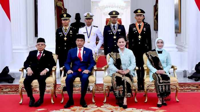 Letnan Dua Sawung Setiawan S Tr (Han) (paling kiri), Letnan Dua Pelaut Hermawan Burhanudin Tri Putro, S Tr (Han), Letnan Dua Penerbang Muhammad Galuh Safari Rahmat, S Tr (Han) dan Inspektur Polisi Dua Irfan Urane Azis S Tr K. (Rusman - Biro Pers Sekretariat Presiden)