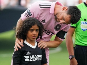 Momen Messi Bikin Happy DJ Khaled dan Putranya di Stadion