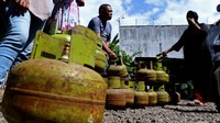 Warga antre untuk membeli tabung gas LPG 3 kg di Banyuwangi, Jawa Timur, Rabu (26/7/2023).  