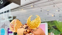 Salah satu menu es krim yang paling terkenal ada es krim taco. Bentuk cone es krim sengaja dibuat seperti taco kemudian disajikan dengan berbagai topping yang cantik. Foto: Instagram Mad Pops