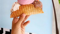 Varian es krim yang ditawarkan di dini sangat beragam, mulai dari strawberry, cokelat, hingga vanila. Foto: Instagram Mad Pops