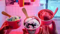  Nuansa warna pink yang ada di dalam Mad Pops membuat warna-warna es krim jadi lebih menarik. Foto: Instagram Mad Pops