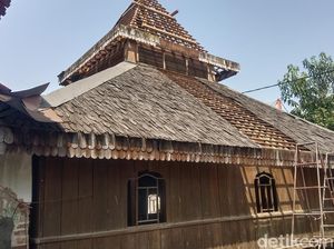 Melihat Prosesi Penurunan Kubah Masjid Kuno Bondan Indramayu