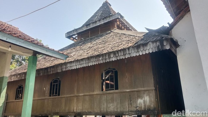 Masjid Sapuangin atau Masjid Bondan Indramayu.