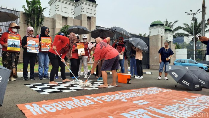 Massa PRT Gelar Aksi Teatrikal di Depan DPR