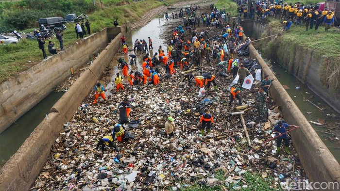 Masyarakat membersihkan sungai Cikeruh, bendung Bugel, Jalan Sukarame Ranca Bango, Desa Cimekar, Kecamatan Cileunyi