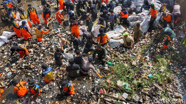 Masyarakat membersihkan sungai Cikeruh, bendung Bugel, Jalan Sukarame Ranca Bango, Desa Cimekar, Kecamatan Cileunyi