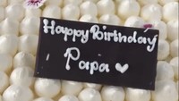 Mayangsari hanya menyiapkan kejutan kecil-kecilan di rumah. Salah satunya, menyiapkan kue ulang tahun dengan lapisan cream putih, macaroons, dan diberi tulisan ‘Happy Birthday Papa.’ Foto: Instagram @mayangsari_official