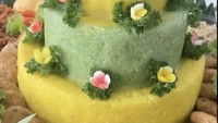 Selain kue ulang tahun berukuran besar, penyanyi tahun 90an itu juga menyiapkan tumpeng nasi kuning yang lengkap dengan berbagai macam lauk. Mulai dari perkedel, dendeng, hingga sambal. Foto: Instagram @mayangsari_official