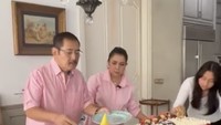 Meja makan rumah Mayangsari ini sudah dipenuhi banyak makanan. Ada kue ulang tahun, tumpeng, hingga jajanan kue tradisional. Sederhana, tetapi terlihat seru ya? Foto: Instagram @mayangsari_official