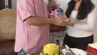 Barulah, saat pemotongan tumpeng kedua, anak mantan presiden Soeharto itu memberi putrinya, Khirani. Foto: Instagram @mayangsari_official