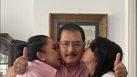 Sebelum lanjut menyantap tumpeng nasi kuning, keluarga kecil ini mengabadikan momen kebersamaan mereka terlebih dahulu. Foto: Instagram @mayangsari_official