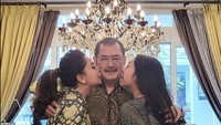 Perayaan ulang tahun seperti ini juga sempat dilakukan oleh artis senior itu tahun lalu. Mayangsari juga tidak lupa menyiapkan kue ulang tahun yang serupa. Foto: Instagram @mayangsari_official