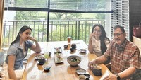 Kali ini keluarga tersebut sedang makan siang di sebuah restoran Jepang. Mereka mencicipi hidangan sashimi yang menyegarkan. Foto: Instagram @mayangsari_official