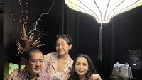 Ada juga momen ketika penyanyi Indonesia itu pergi makan malam bersama Bambang dan anaknya. Tampaknya mereka makan di sebuah restoran shabu khas Jepang. Foto: Instagram @mayangsari_official