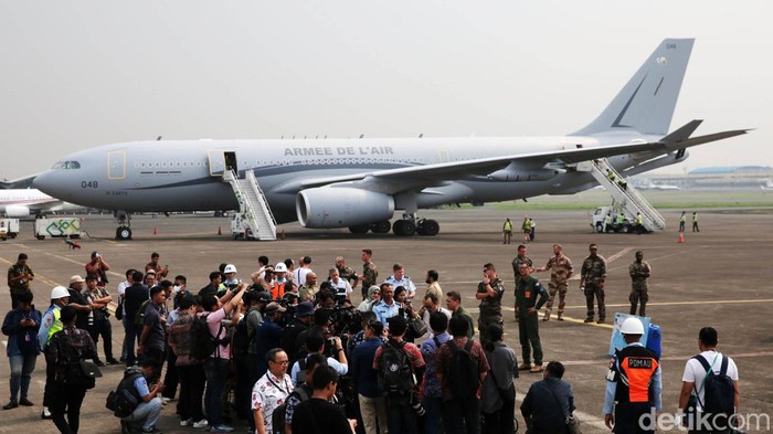 Melihat Lebih Dekat Pesawat Tangker A330 MRTT A330 MRTT merupakan salah satu pesawat Prancis yang ikut mendarat di Bandara Halim Perdanakusuma, Jakarta, Rabu (26/7/2023). Yuk lihat dari dekat pesawat tanker tersebut.