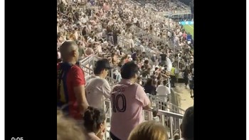 Potret penonton langsung keluar stadion alias pulang usai Messi diganti. Efek Messi. Foto: Twitter