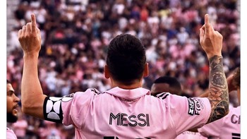 Gaya khas seleberasi Messi usai cetak gol. Kali ini bersama Inter Miami. Foto: Twitter