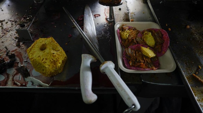 Mencicipi Taco Khas Meksiko Bertema Barbie A cook prepares a taco with a Barbie themed pink tortilla at a restaurant in Mexico City, Thursday, July 20, 2023. The restaurant is offering tacos to its customers, made with these Barbie-themed tortillas where the corn dough is colored pink with beet juice. (AP Photo/Eduardo Verdugo)