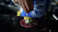 Taco adalah makanan tradisional Meksiko berupa kulit tortila berisi sayuran, daging, dan saus. Street food ini telah dikenal di dunia termasuk Indonesia.  