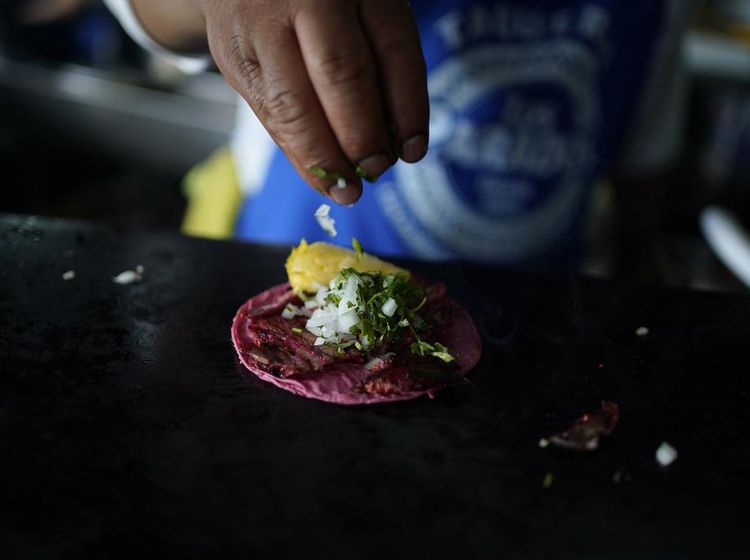 Mencicipi Taco Khas Meksiko Bertema Barbie