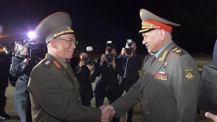 Menhan Rusia Sergei Shoigu (kanan) disambut oleh Menhan Korut Kang Sun Nam saat tiba di Pyongyang (Korean Central News Agency/Korean News Service via AP)