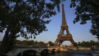 Menara Eiffel dibangun untuk Exposition Universelle pada 1889. Bangunan ini menjadi simbol utama Paris dan merupakan salah satu destinasi wajib bagi turis. AP/Michel Euler  
