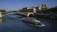 Kapal pesiar tongkang melewati Pont Notre Dame di Paris. Katedral Notre-Dame adalah salah satu katedral gotik tertua di dunia. Notre-Dame menjadi saksi sejumlah peristiwa bersejarah, termasuk pemahkotaan Napoleón Bonaparte, beatifikasi Joan of Arc, dan pemahkotaan Henry VI. AP/Michel Euler