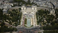 Monumen Trocadero. Pada tahun 2024, Trocadero akan menawarkan panggung tontonan bagi penonton untuk acara triathlon, para triathlon, road cycling, atletik (maraton dan jalan cepat 20 km) dan renang (renang maraton 10 km). AP/Thomas Padilla  