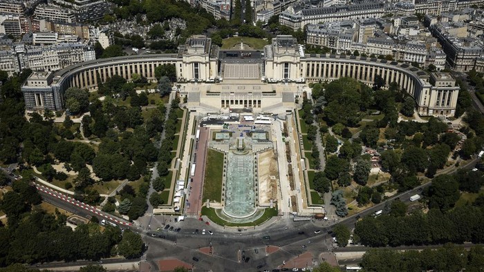Menikmati Indahnya Lanskap Kota Paris The Trocadero monument is pictured Tuesday, July 11, 2023 in Paris. In 2024, the Trocadero will offer a viewing platform for spectators for the triathlon, para triathlon, road cycling, athletics (marathon and 20km race walk) and swimming (10km marathon swimming) events. (AP Photo/Thomas Padilla)